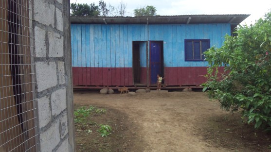 la casa atrás la iglesia
