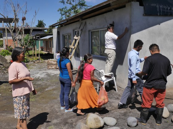 las hermanas con la comida